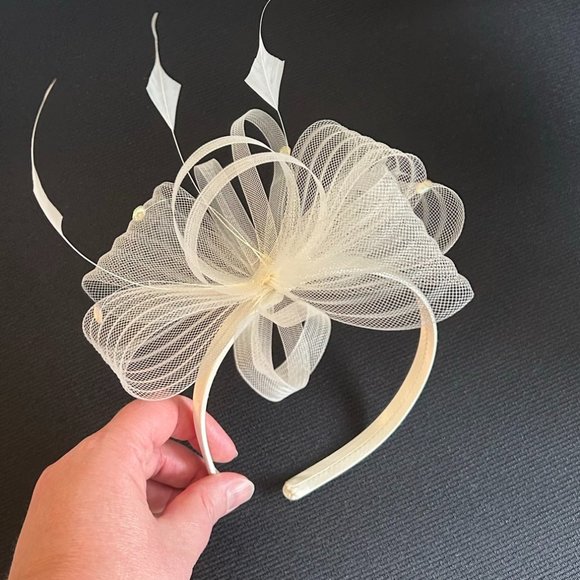 Ivory fascinator - from London - Picture 2 of 7